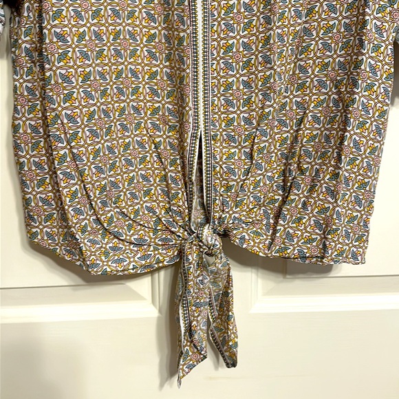 Max Studio Short Sleeved Front Tie Vneck Top NWT size Small - Picture 4 of 8